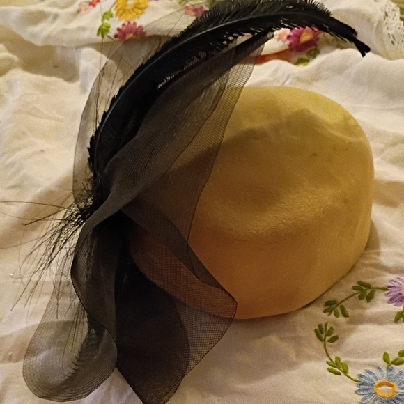 Elegant Black Vintage Cream Hat  with Feather Accent main image 5